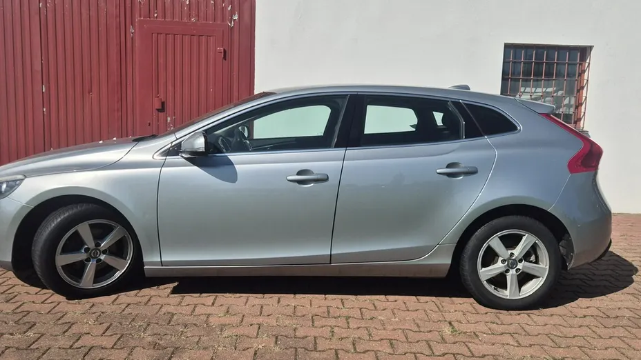VOLVO V40 -