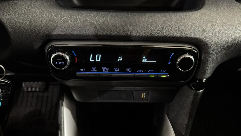 TOYOTA Yaris -
