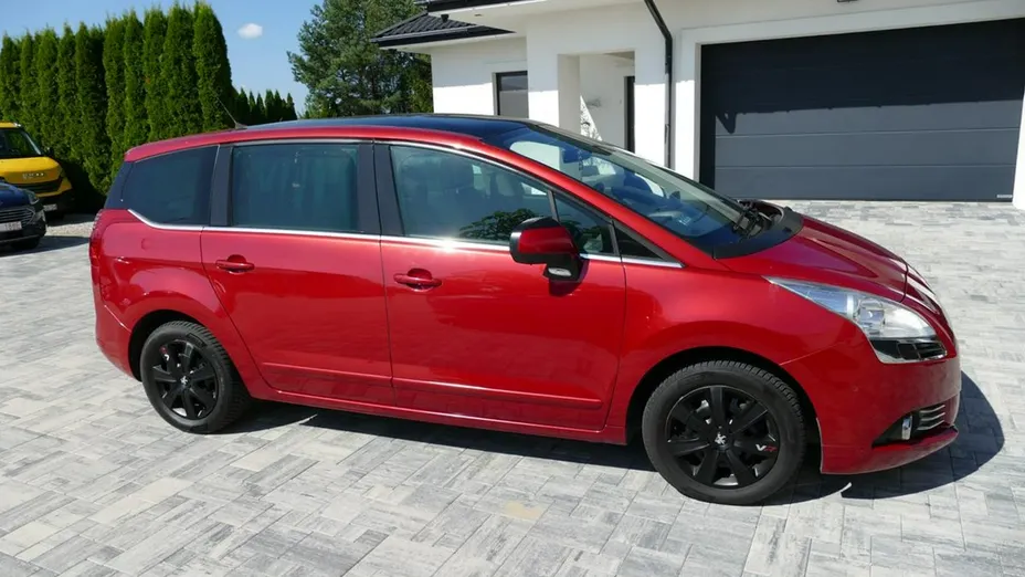 PEUGEOT 5008 -