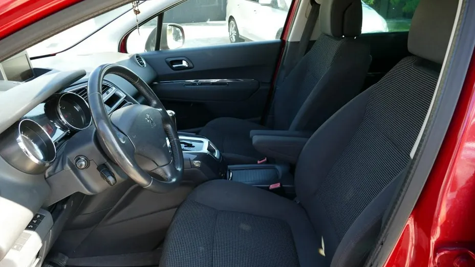 PEUGEOT 5008 -