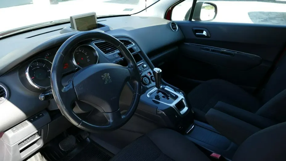 PEUGEOT 5008 -