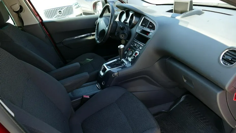 PEUGEOT 5008 -