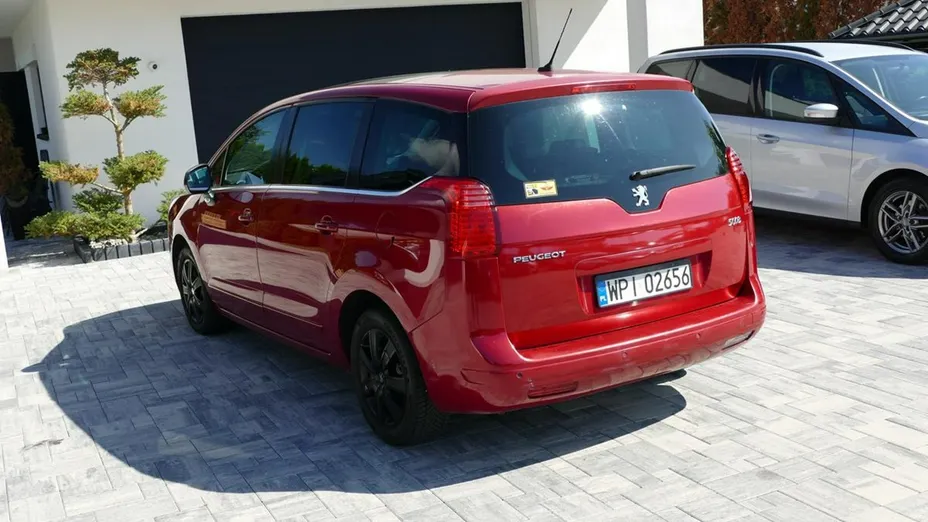 PEUGEOT 5008 -