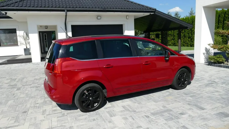 PEUGEOT 5008 -