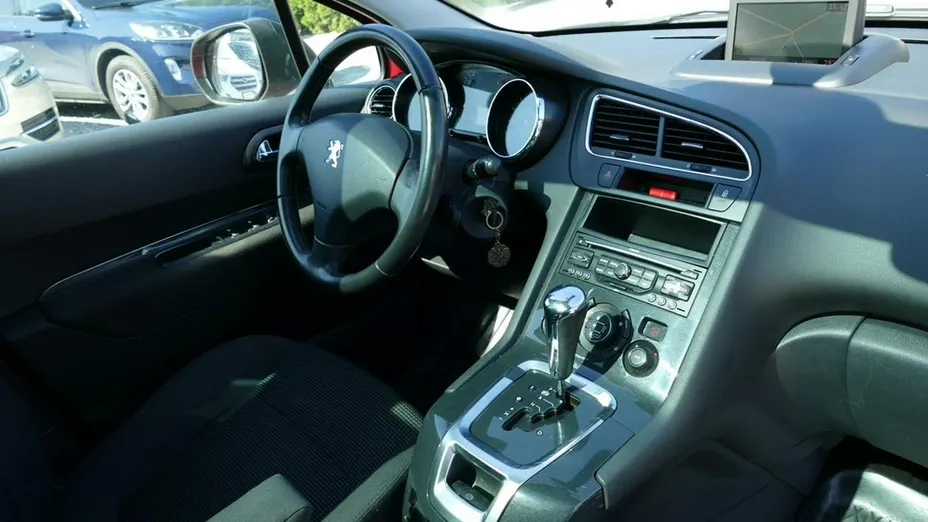 PEUGEOT 5008 -