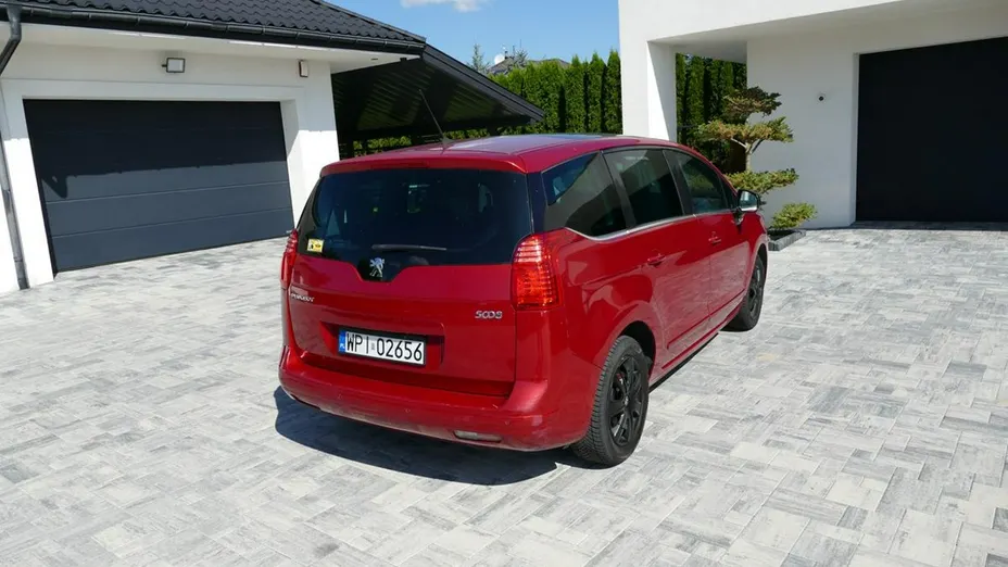 PEUGEOT 5008 -