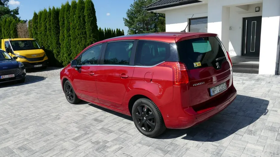 PEUGEOT 5008 -