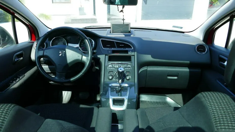 PEUGEOT 5008 -