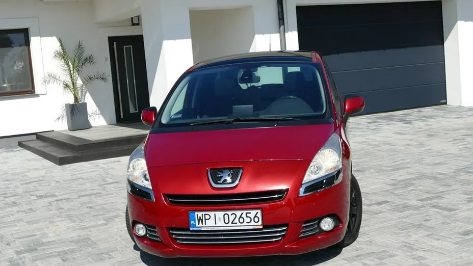 PEUGEOT 5008 -