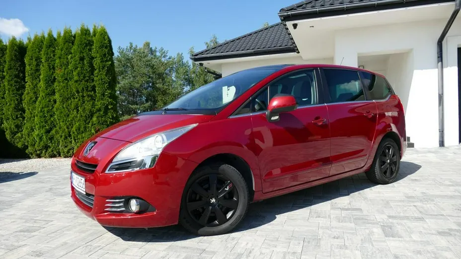 PEUGEOT 5008 -