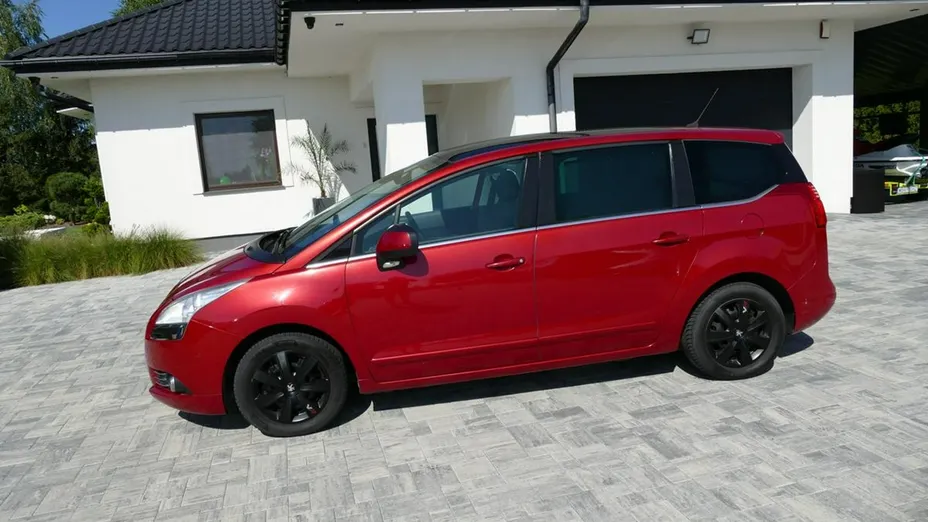 PEUGEOT 5008 -