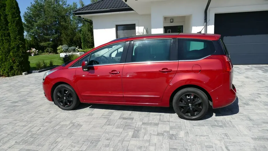 PEUGEOT 5008 -