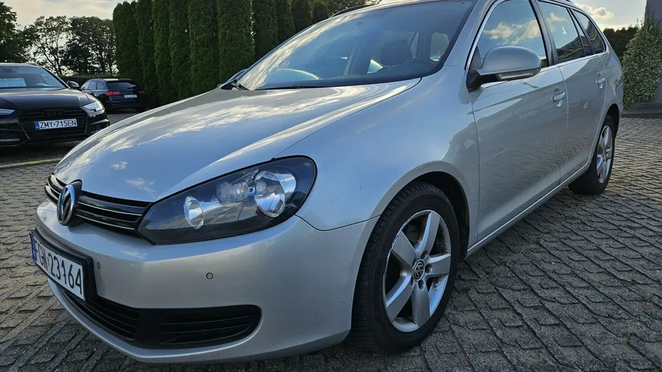VOLKSWAGEN Golf -