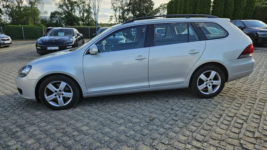 VOLKSWAGEN Golf -