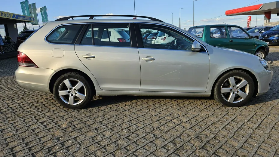 VOLKSWAGEN Golf -
