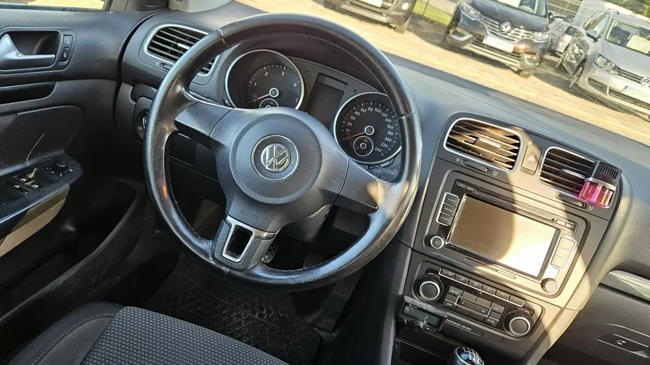 VOLKSWAGEN Golf -