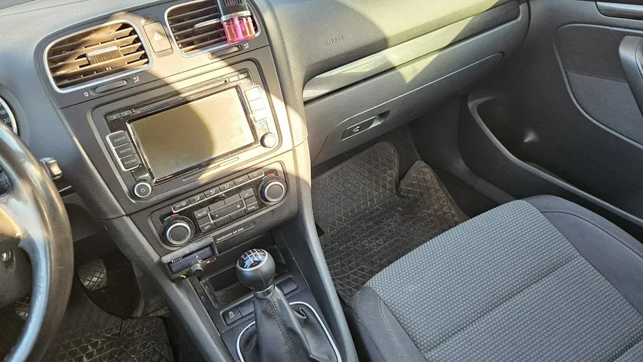 VOLKSWAGEN Golf -