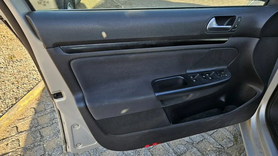 VOLKSWAGEN Golf -