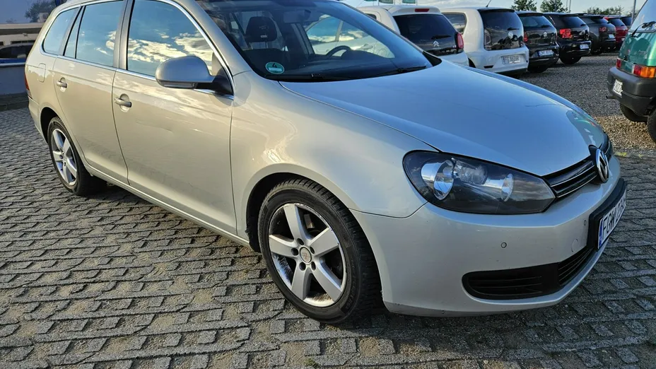 VOLKSWAGEN Golf -