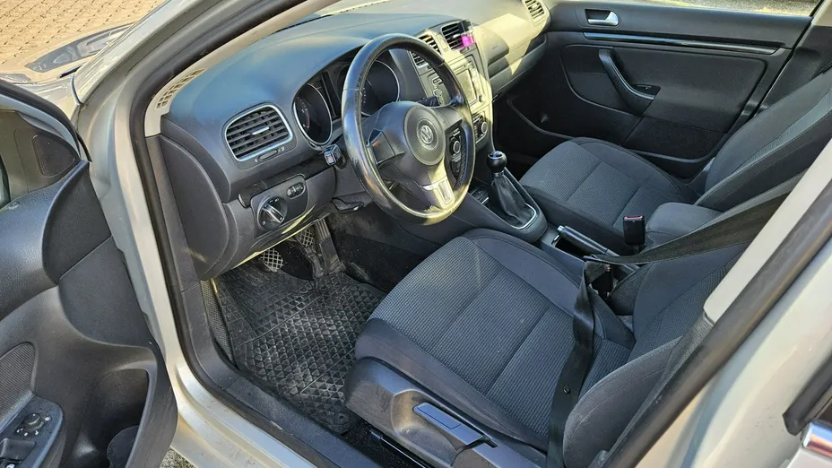 VOLKSWAGEN Golf -