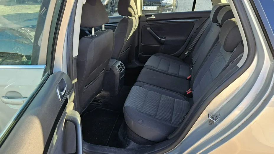 VOLKSWAGEN Golf -