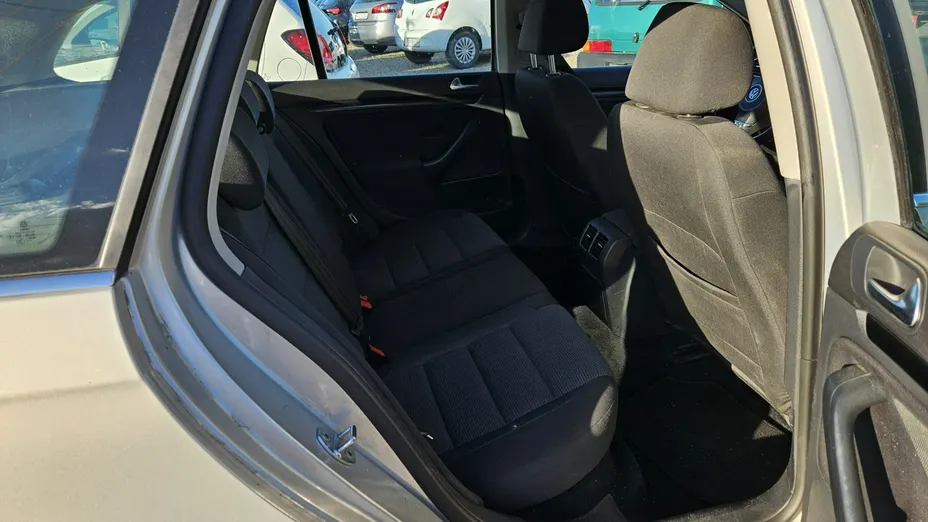 VOLKSWAGEN Golf -