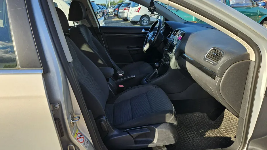 VOLKSWAGEN Golf -