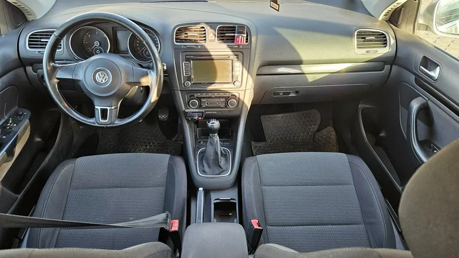 VOLKSWAGEN Golf -