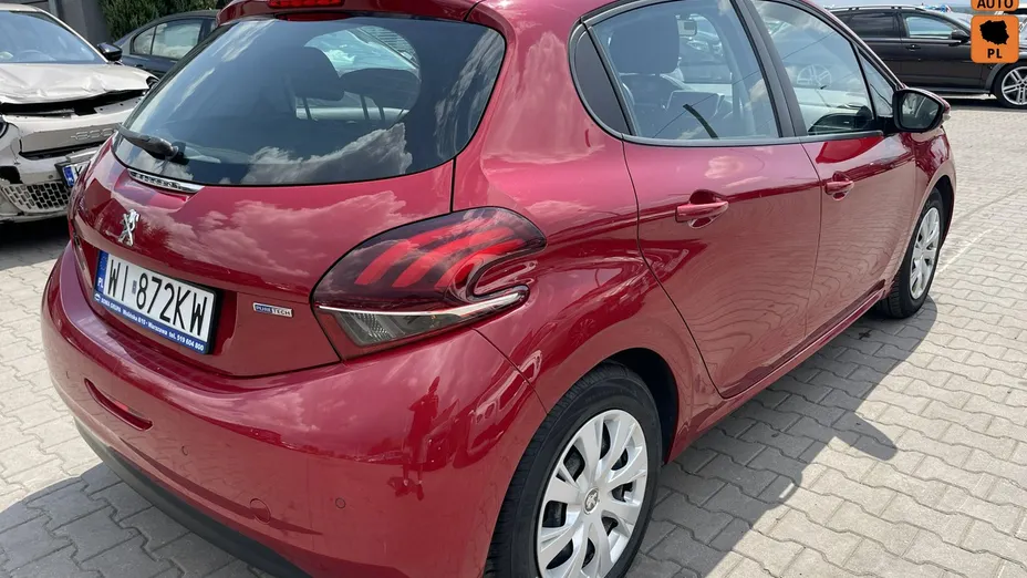PEUGEOT 208 -