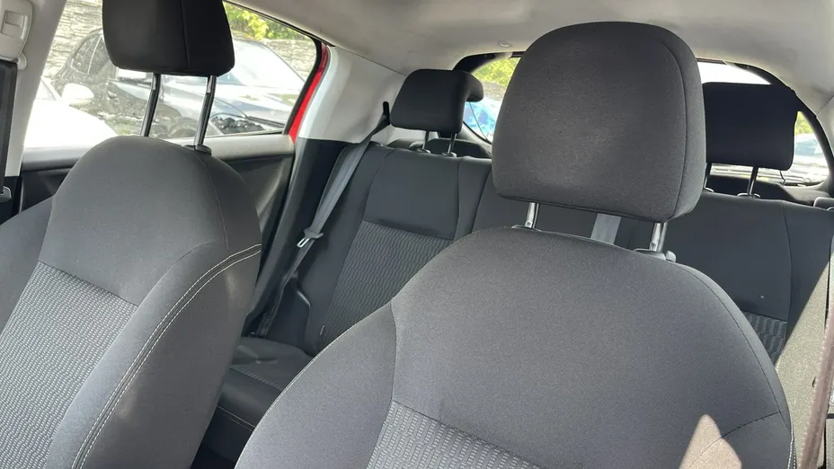 PEUGEOT 208 -