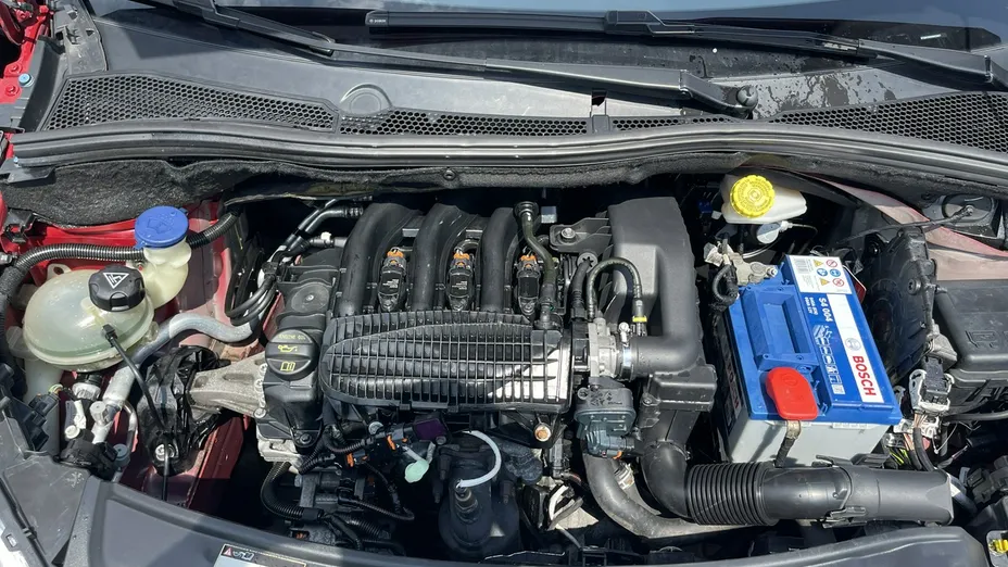 PEUGEOT 208 -