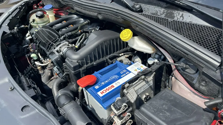 PEUGEOT 208 -