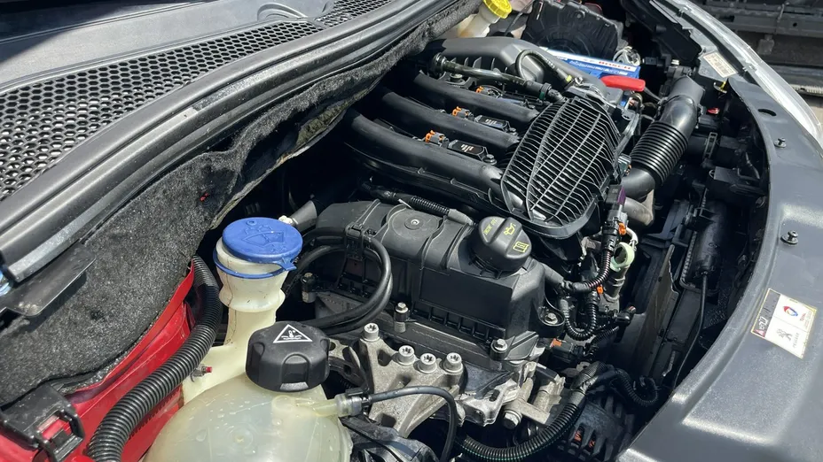 PEUGEOT 208 -
