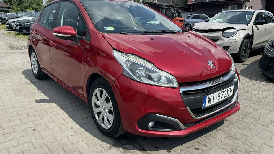 PEUGEOT 208 -