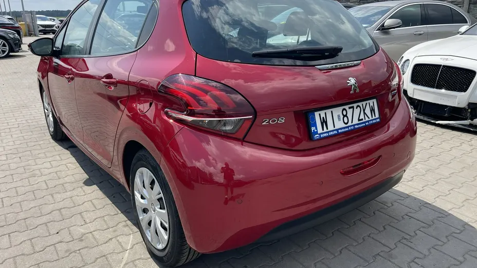 PEUGEOT 208 -