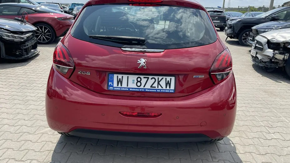 PEUGEOT 208 -