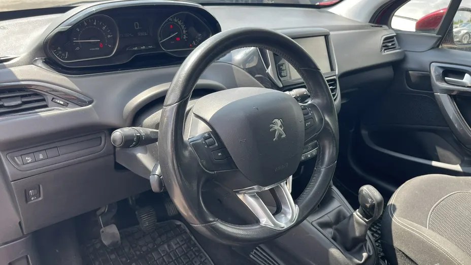 PEUGEOT 208 -