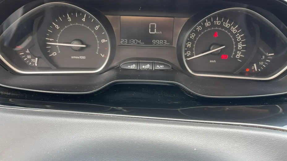 PEUGEOT 208 -