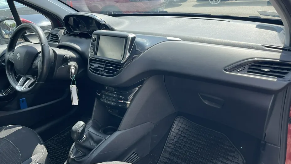 PEUGEOT 208 -