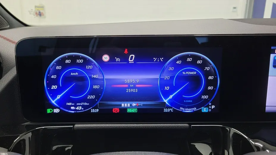 MERCEDES-BENZ EQA -
