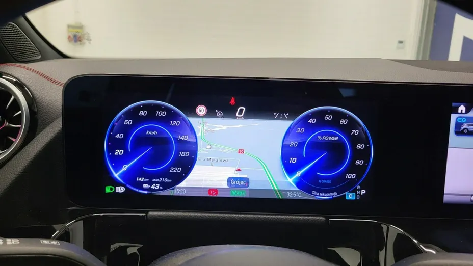 MERCEDES-BENZ EQA -