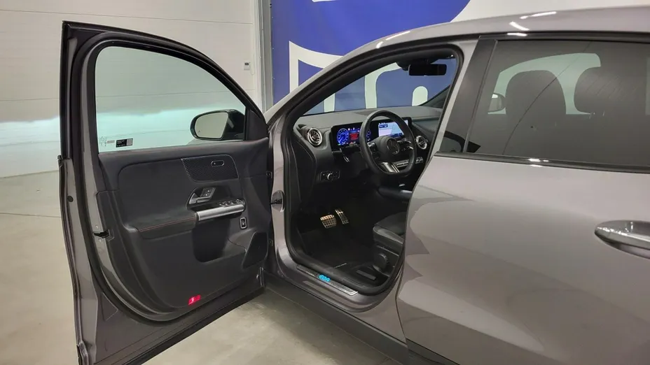 MERCEDES-BENZ EQA -