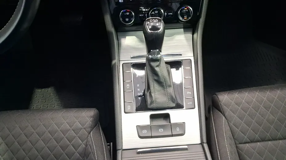 SKODA Superb -