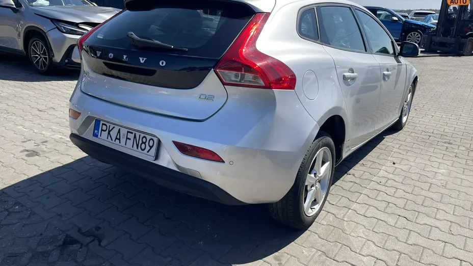 VOLVO V40 -