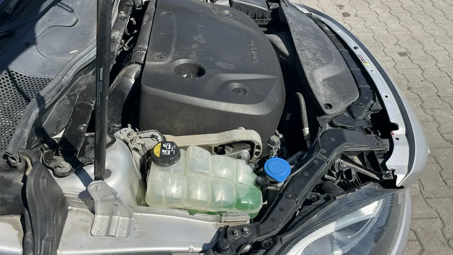 VOLVO V40 -