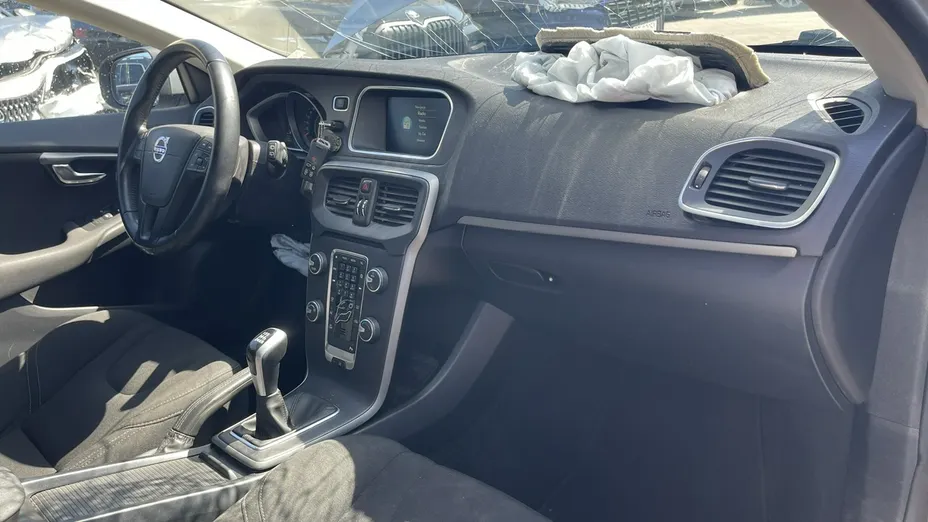 VOLVO V40 -