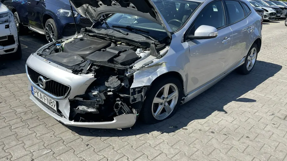 VOLVO V40 -