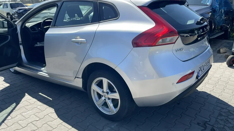 VOLVO V40 -