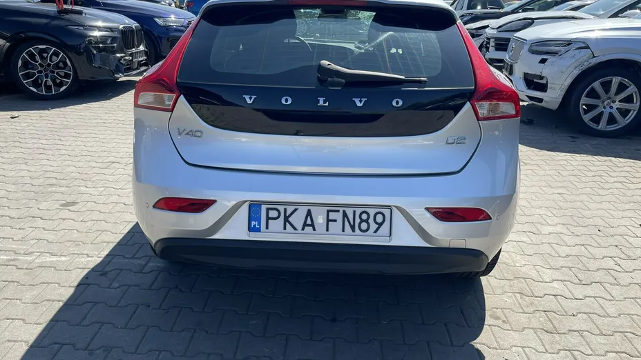 VOLVO V40 -