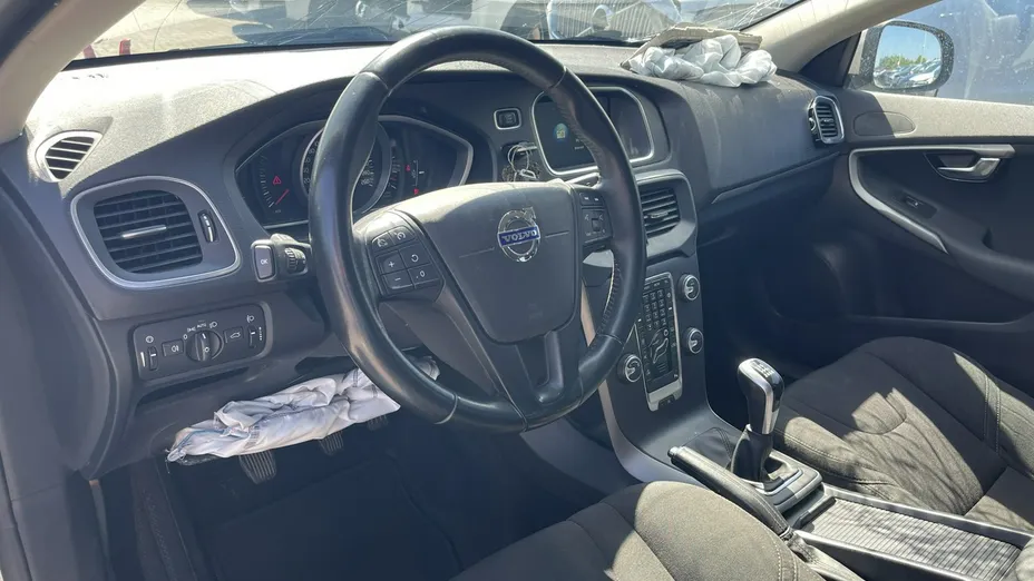 VOLVO V40 -